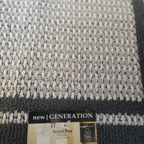 New Generation Accent Rug - Picture 3 of 3